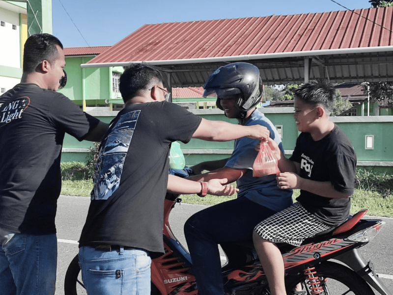 Komunitas LMG Berbagi Takjil di Dabo Singkep: Menebar Berkah di Bulan Ramadan | f. Cahyo