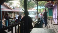 Potret sebuah ambulans yang sedang membawa pasien dalam kondisi sakit, kesulitan untuk masuk ke dalam Pelabuhan Penyeberangan Ferry Jagoh dikarenakan banyaknya kendaraan roda dua (motor) yang terparkir di sepanjang jalan | f. Warga Untuk Ihand.id