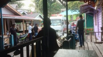 Potret sebuah ambulans yang sedang membawa pasien dalam kondisi sakit, kesulitan untuk masuk ke dalam Pelabuhan Penyeberangan Ferry Jagoh dikarenakan banyaknya kendaraan roda dua (motor) yang terparkir di sepanjang jalan | f. Warga Untuk Ihand.id