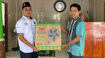 Bripka Irwansyah Berikan Bantuan Kipas Angin ke Masjid As-Salam dalam Program 