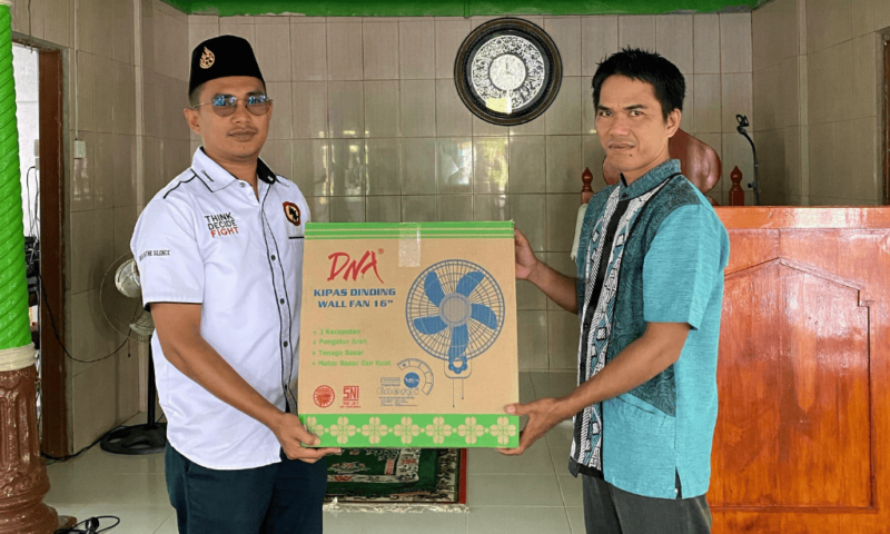 Bripka Irwansyah Berikan Bantuan Kipas Angin ke Masjid As-Salam dalam Program 