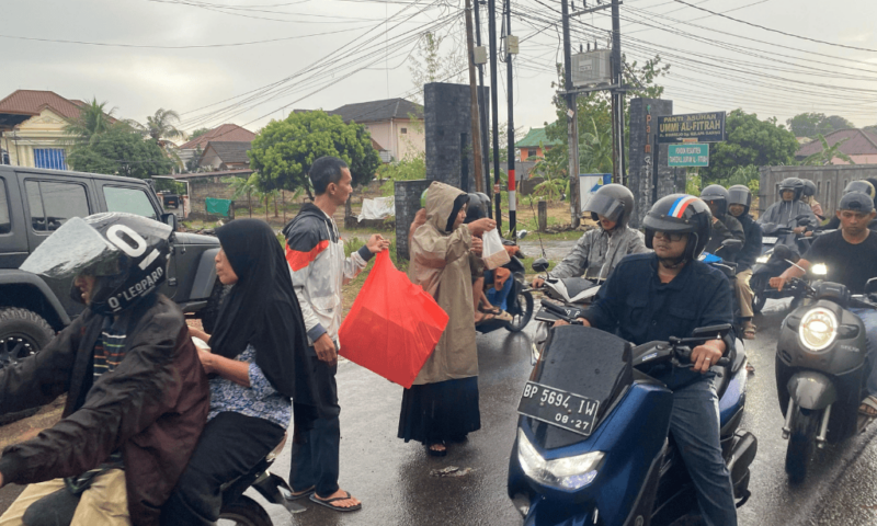 Jurnalis Sport Tanjungpinang Bagikan Paket Takjil Gratis di Bulan Ramadan | f. Cahyo