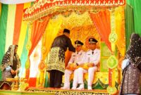 Bupati dan Wakil Bupati Lingga Periode 2025-2030 Disambut dengan Prosesi Adat Tepuk Tepung Tawar di Gedung Daerah Junjungan Negeri | f. Diskominfo Lingga