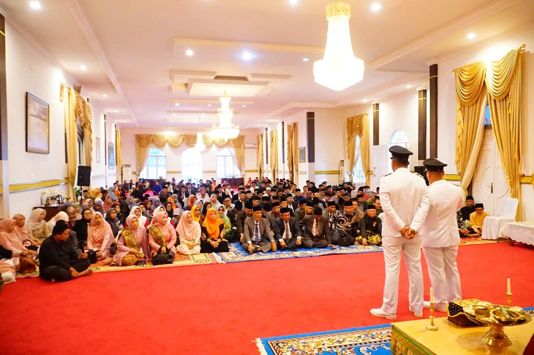 Bupati dan Wakil Bupati Lingga Periode 2025-2030 Disambut dengan Prosesi Adat Tepuk Tepung Tawar di Gedung Daerah Junjungan Negeri | f. Diskominfo Lingga