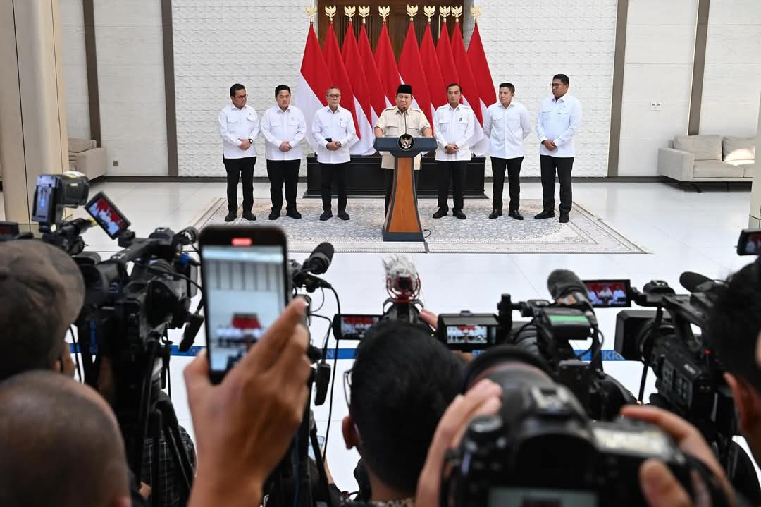 Presiden Prabowo Subianto melakukan pertemuan bersama jajarannya di Istana Merdeka, Jakarta, pada Selasa, 4 Maret 2025. Foto: BPMI Setpres