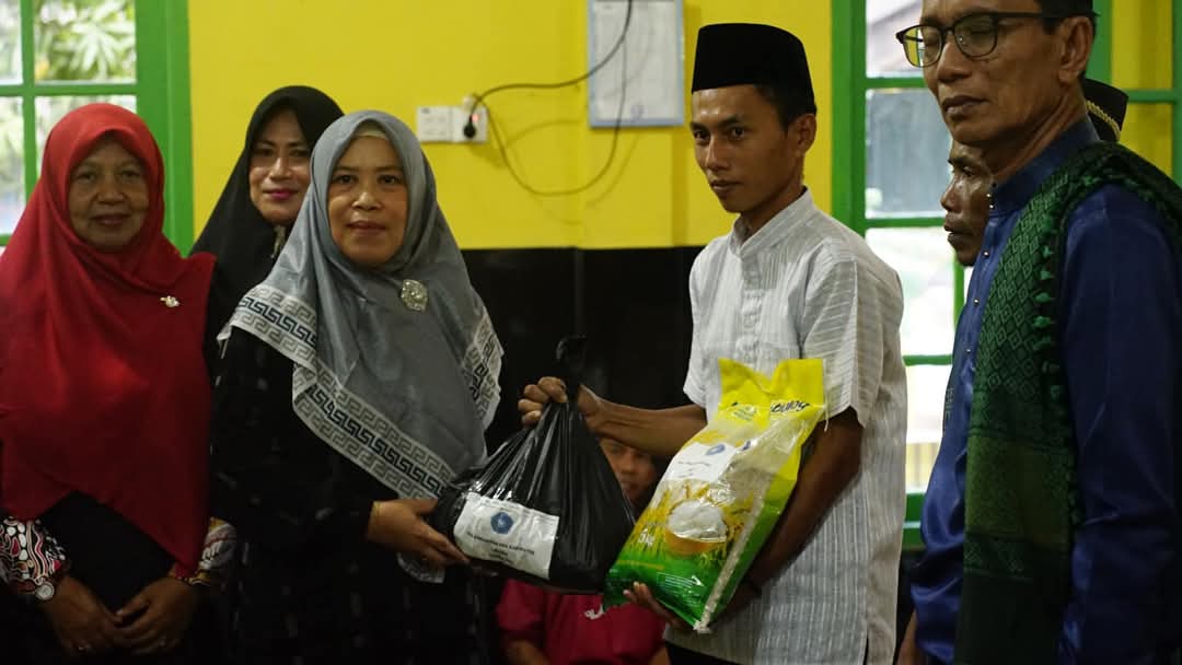 Istri Wakil Bupati Lingga menyalurkan bantuan sembako bagi warga kurang mampu | f. Diskominfo Lingga