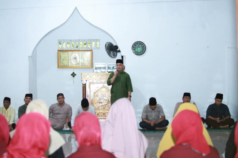 Bupati dan Wakil Bupati Lingga Laksanakan Safari Ramadhan di Kampung Sembuang, Berikan Bantuan untuk Anak Yatim dan Lansia | f. Diskominfo Lingga