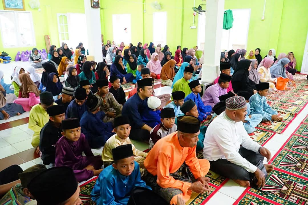 Safari Ramadhan di Rantau Panjang: Bupati dan Wakil Bupati Lingga Serap Aspirasi Warga dan Salurkan Bantuan | f. Diskominfo Lingga