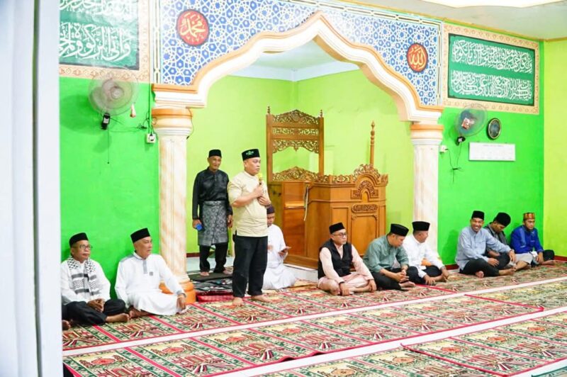 Safari Ramadhan di Rantau Panjang: Bupati dan Wakil Bupati Lingga Serap Aspirasi Warga dan Salurkan Bantuan | f. Diskominfo Lingga