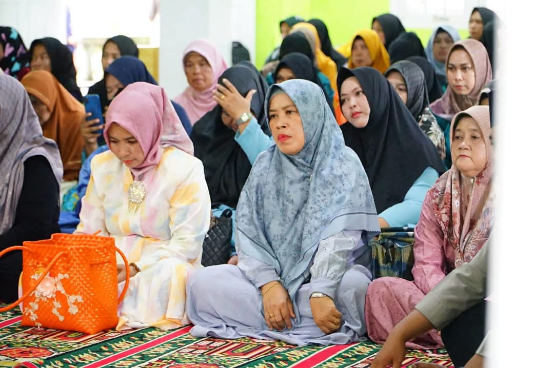 Istri Bupati Lingga bersama Istri wakil Bupati Lingga turut hadir pada kegiatan Safari Ramadan di Desa Rantau Panjang | f. Diskominfo Lingga