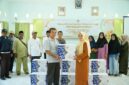 Berkah Ramadhan, DWP Kabupaten Lingga Serahkan 83 Paket Sembako untuk Tenaga Honorer | f. Diskominfo Lingga