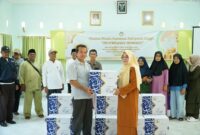 Berkah Ramadhan, DWP Kabupaten Lingga Serahkan 83 Paket Sembako untuk Tenaga Honorer | f. Diskominfo Lingga