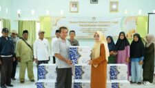 Berkah Ramadhan, DWP Kabupaten Lingga Serahkan 83 Paket Sembako untuk Tenaga Honorer | f. Diskominfo Lingga