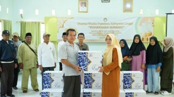 Berkah Ramadhan, DWP Kabupaten Lingga Serahkan 83 Paket Sembako untuk Tenaga Honorer | f. Diskominfo Lingga