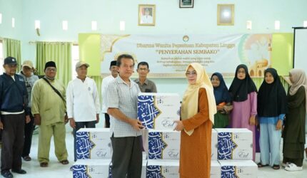 Berkah Ramadhan, DWP Kabupaten Lingga Serahkan 83 Paket Sembako untuk Tenaga Honorer | f. Diskominfo Lingga