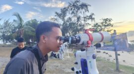 Salah satu wartawan di Tanjungpinang yang mencoba menyaksikan hilal melalui sebuah teleskop | f. Cahyo