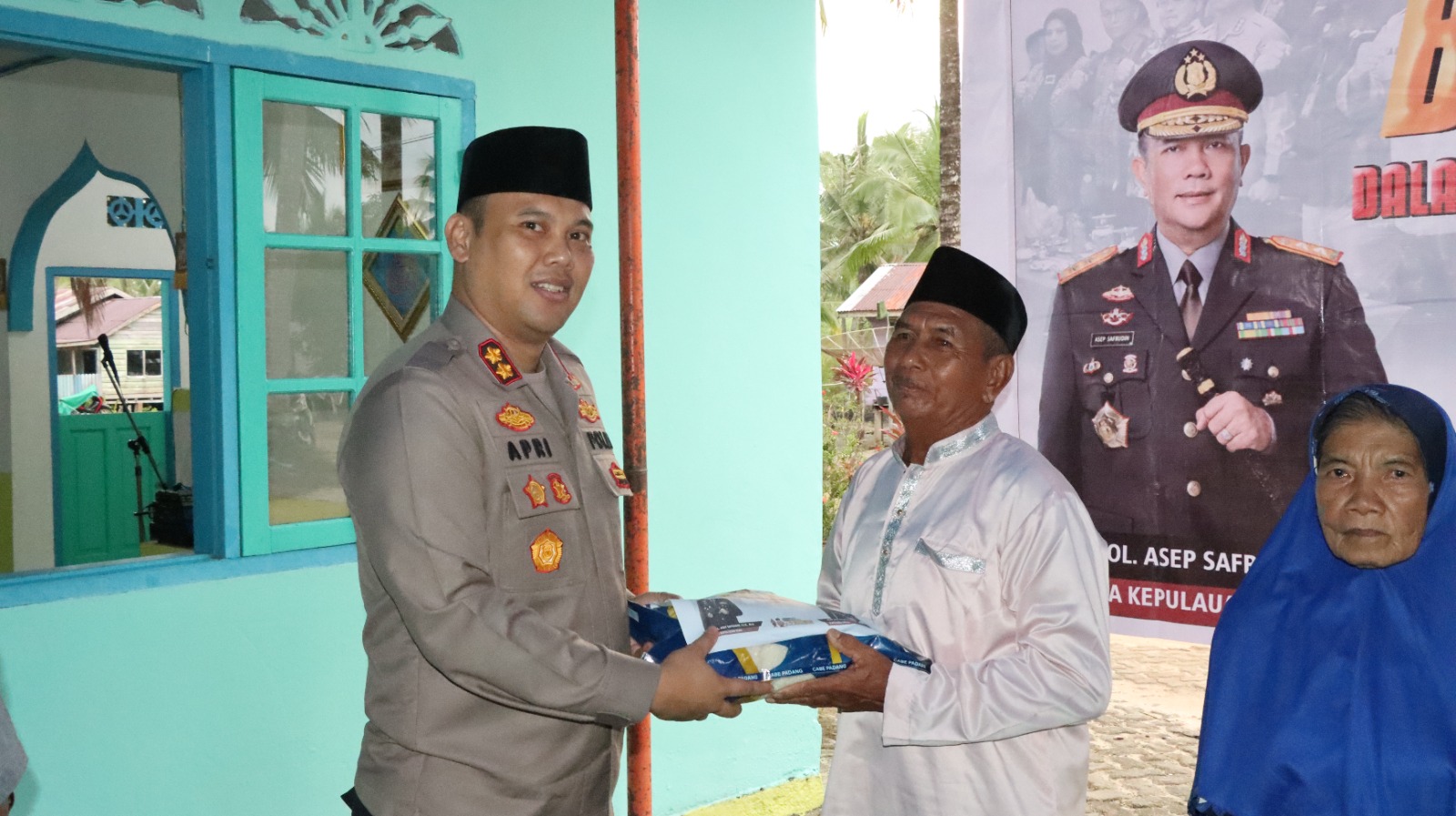 Polres Lingga Gelar Bakti Sosial HUT ke-20 Polda Kepri, Salurkan 81 Paket Sembako untuk KAT Sungai Buluh | f. Humas Polres Lingga