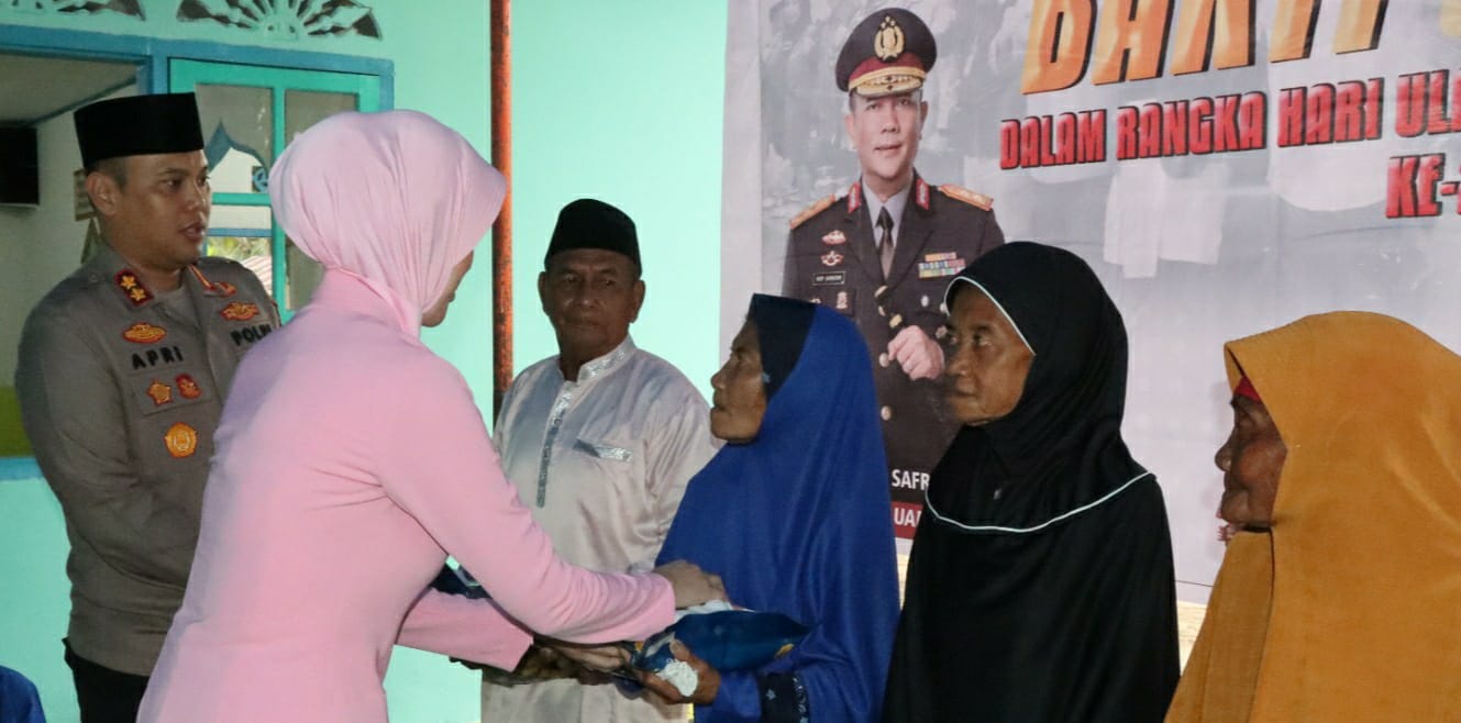 Polres Lingga Gelar Bakti Sosial HUT ke-20 Polda Kepri, Salurkan 81 Paket Sembako untuk KAT Sungai Buluh | f. Humas Polres Lingga