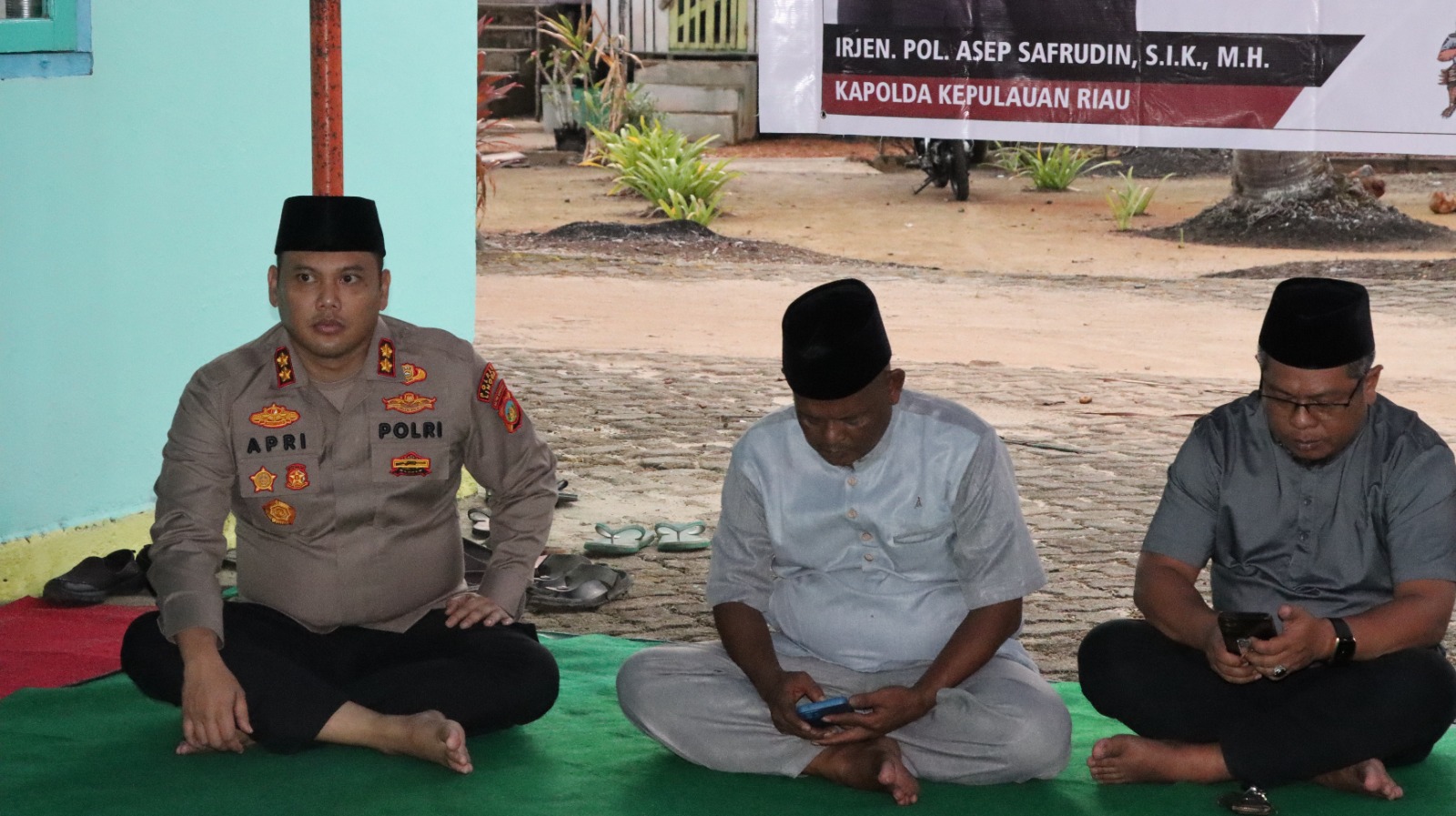 Polres Lingga Gelar Bakti Sosial HUT ke-20 Polda Kepri, Salurkan 81 Paket Sembako untuk KAT Sungai Buluh | f. Humas Polres Lingga