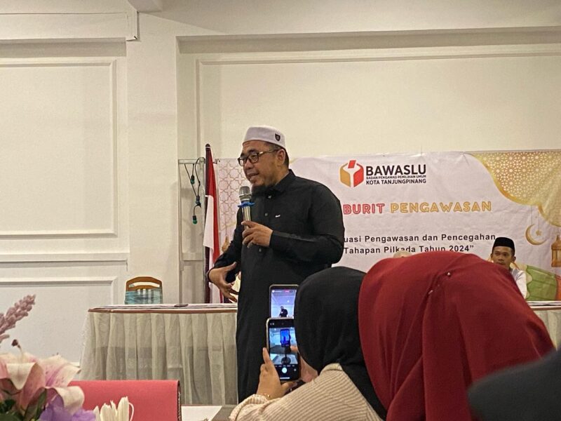 Ustaz Rizaldi Siregar menyampaikan tausiyah inspiratif tentang integritas dan keikhlasan dalam pengawasan pemilu | f. Cahyo