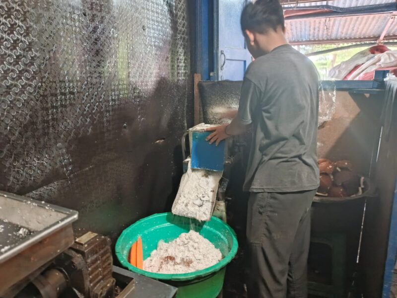 Bambang Triyono, salah seorang pedagang santan di Tanjungpinang, mengungkapkan bahwa harga santan mengalami kenaikan bertahap sejak November lalu | f. Cahyo