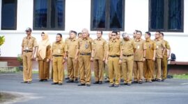 Sejumlah Pejabat Pemkab. Lingga saat mengikuti apel senin pagi di halaman kantor bupati Lingga | f. Diskominfo Lingga