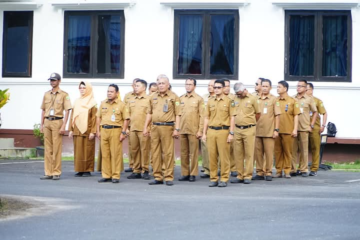 Sejumlah Pejabat Pemkab. Lingga saat mengikuti apel senin pagi di halaman kantor bupati Lingga | f. Diskominfo Lingga