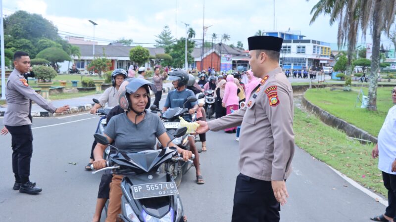 Senja Ramadan di Pulau Singkep: Ratusan Paket Takjil Akbar dari Polres Lingga Tebar Kebahagiaan Bagi Masyarakat | f. Humas Polres Lingga