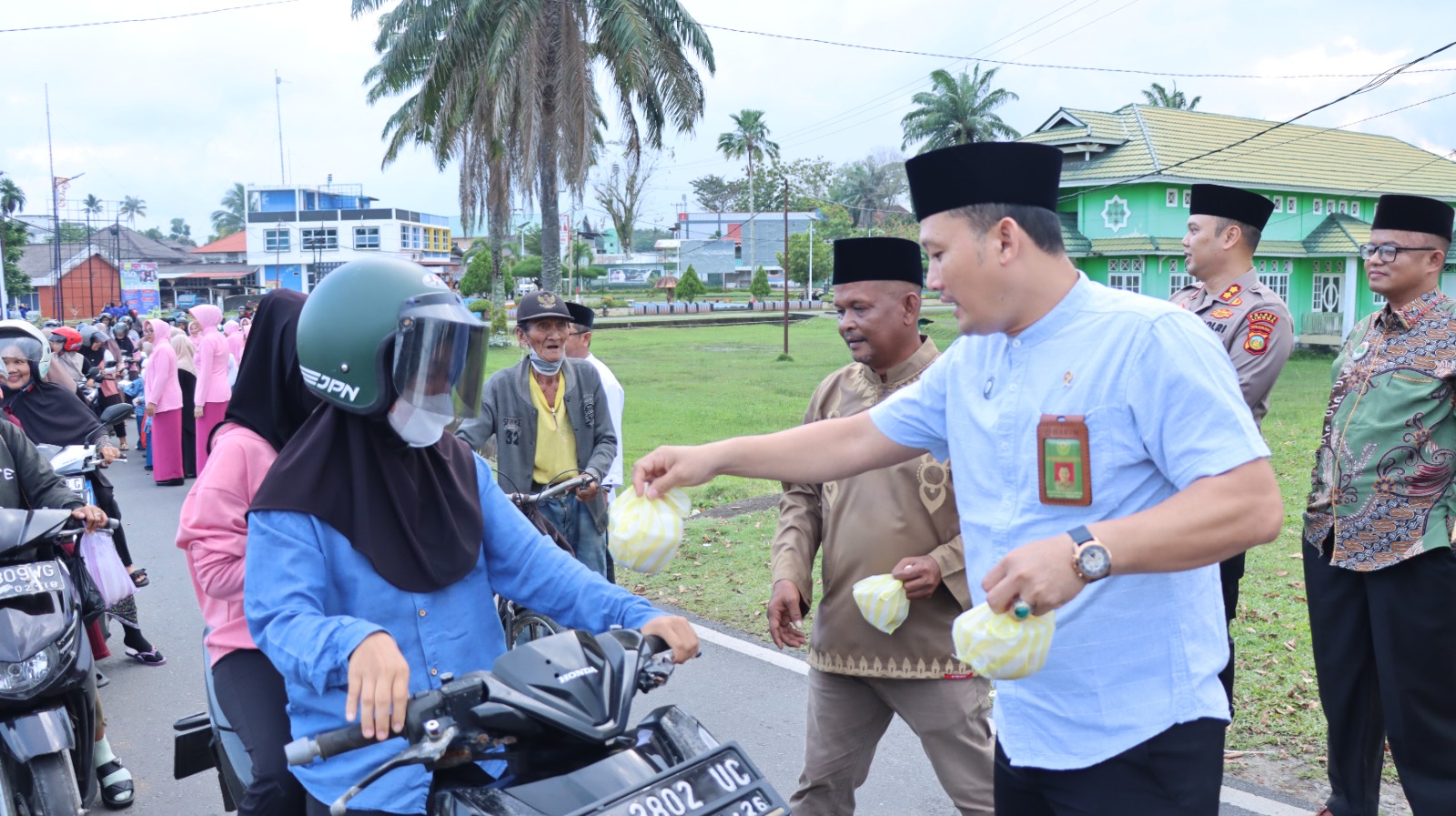 Senja Ramadan di Pulau Singkep: Ratusan Paket Takjil Akbar dari Polres Lingga Tebar Kebahagiaan Bagi Masyarakat | f. Humas Polres Lingga