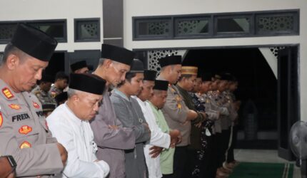 Tiga Anggota Polri Gugur di Lampung, Polres Lingga Gelar Salat Gaib sebagai Bentuk Penghormatan | f. Humas Polres Lingga