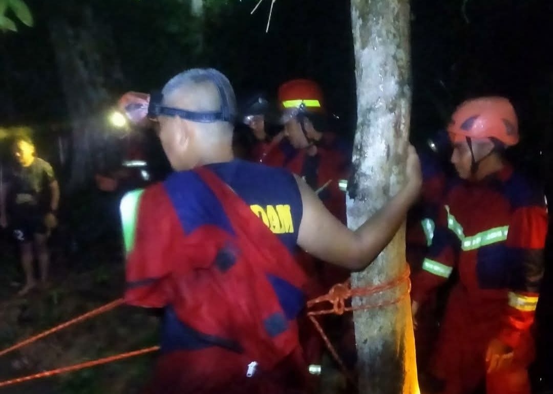 Tujuh Pemuda Terjebak Banjir di Sungai Lubuk Mas, Tim Gabungan Berjuang 3 Jam dalam Evakuasi | f. Damkar Lingga