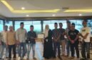 Buka Puasa Bersama Ketua Bawaslu Lingga dengan rekan-rekan media yang dilaksanakan di Pantai Tiga Berlian Dabo Singkep Kabupaten Lingga, Senin (24/3). F. Vatawari