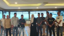 Buka Puasa Bersama Ketua Bawaslu Lingga dengan rekan-rekan media yang dilaksanakan di Pantai Tiga Berlian Dabo Singkep Kabupaten Lingga, Senin (24/3). F. Vatawari