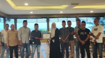 Buka Puasa Bersama Ketua Bawaslu Lingga dengan rekan-rekan media yang dilaksanakan di Pantai Tiga Berlian Dabo Singkep Kabupaten Lingga, Senin (24/3). F. Vatawari