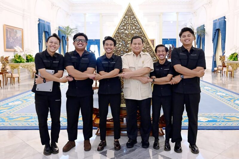 Presiden Prabowo Subianto menerima kunjungan Pandawara Group di Istana Merdeka, Jakarta, pada Selasa, 11 Maret 2025. Foto: BPMI Setpres/Muchlis Jr