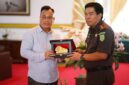 Bupati Lingga M. Nizar saat memberikan pelakat kepada kejari Lingga | Foto: dok/Diskominfo Lingga