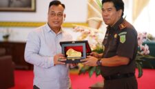 Bupati Lingga M. Nizar saat memberikan pelakat kepada kejari Lingga | Foto: dok/Diskominfo Lingga