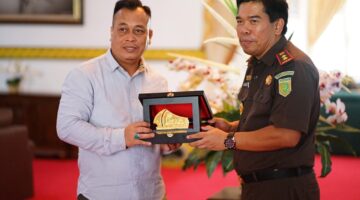 Bupati Lingga M. Nizar saat memberikan pelakat kepada kejari Lingga | Foto: dok/Diskominfo Lingga