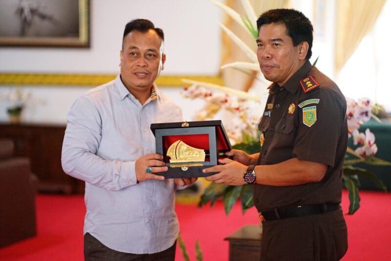 Bupati Lingga M. Nizar saat memberikan pelakat kepada kejari Lingga | Foto: dok/Diskominfo Lingga