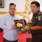 Bupati Lingga M. Nizar saat memberikan pelakat kepada kejari Lingga | Foto: dok/Diskominfo Lingga