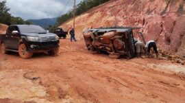 Sebuah mobil Pickup Terbalik usai melewati jalan berlumpur di Pelabuhan Roro Penarik | f. fb. Muhammad Kodrat