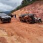 Sebuah mobil Pickup Terbalik usai melewati jalan berlumpur di Pelabuhan Roro Penarik | f. fb. Muhammad Kodrat