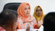 Ketua Tim Pembina Posyandu Kabupaten Lingga, Maratusholiha Nizar, memimpin rapat perdana usai pelantikan resmi beberapa hari lalu | f. Diskominfo Lingga