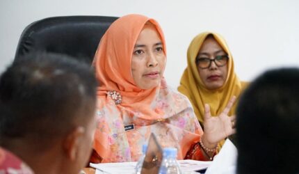 Ketua Tim Pembina Posyandu Kabupaten Lingga, Maratusholiha Nizar, memimpin rapat perdana usai pelantikan resmi beberapa hari lalu | f. Diskominfo Lingga