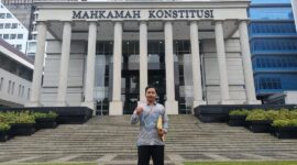 Ketua Jaringan Pengawas Kebijakan Pemerintah (JPKP) Tanjungpinang, Budi Prasetyo yang juga merupakan putra asli Kabupaten Lingga saat berada di Gedung MK Jakarta | f. pras