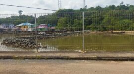 Sebuah proyek pembangunan yang terletak tepat di samping Pelabuhan Roro Jagoh, Kecamatan Singkep Barat, Kabupaten Lingga, tampak terbengkalai dan menimbulkan tanda tanya di kalangan masyarakat | f. Cahyo