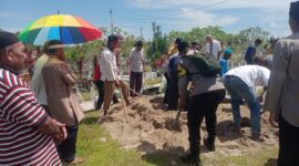 Waka Polres Lingga Kompol Andi Sutrisno Turun Tangan Bantu Pemakaman Warga, Wujudkan Kehadiran Polri di Tengah Duka | f. Humas Polres Lingga
