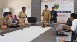Sekretaris Daerah H. Armia bersama Dinas Perindustrian, Perdagangan, Koperasi dan UKM (Disperindagkop UKM) Kabupaten Lingga serta sejumlah Organisasi Perangkat Daerah (OPD) terkait, menggelar rapat strategis di ruang rapat Kantor Bupati Lingga | f. Disperindagkukm Lingga