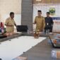 Sekretaris Daerah H. Armia bersama Dinas Perindustrian, Perdagangan, Koperasi dan UKM (Disperindagkop UKM) Kabupaten Lingga serta sejumlah Organisasi Perangkat Daerah (OPD) terkait, menggelar rapat strategis di ruang rapat Kantor Bupati Lingga | f. Disperindagkukm Lingga