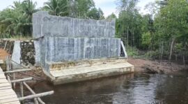 pondasi jembatan Desa Marok Kecil yang tak Kunjung Selesai dibangun menjadi simbol ketidakpastian | f. Vatawari